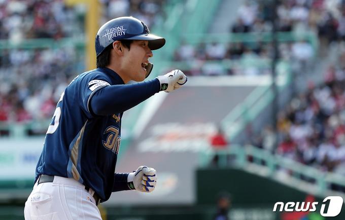 22일 인천 SSG랜더스필드에서 열린 프로야구 '2023 신한은행 SOL KBO 포스트시즌' 준플레이오프 1차전 SSG 랜더스와 NC 다이노스의 경기 8회초 1사 주자 1루 상황 NC 김성욱이 좌중간 투런홈런을 때린 뒤 3루 베이스를 돌며 포효하고 있다. 2023.10.22/뉴스1 ⓒ News1 박정호 기자