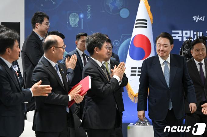 [사진] 충북 민생토론회 입장하는 윤석열 대통령