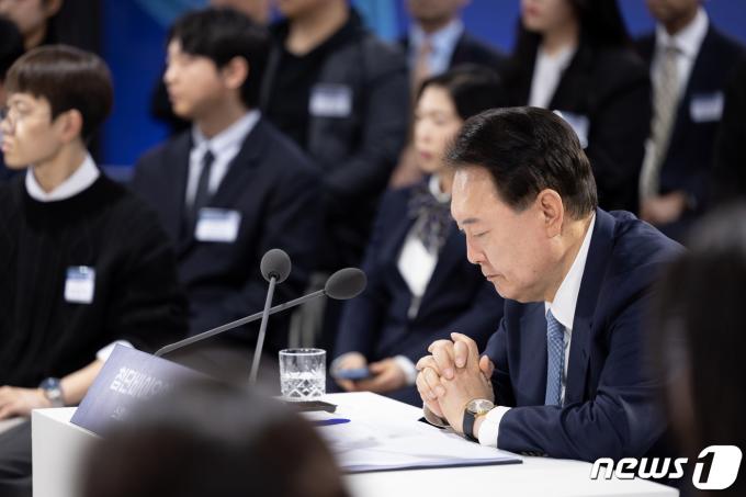 [사진] 생각에 잠긴 윤 대통령