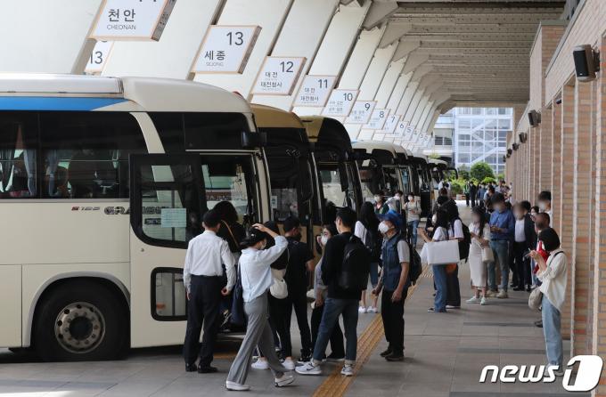 서울고속버스터미널에서 귀성길 시민들이 버스에 오르고 있다. 2021.9.20/뉴스1 ⓒ News1 박세연 기자