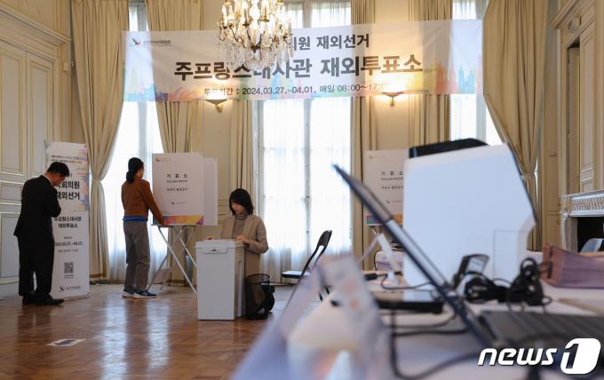 [사진] 총선 재외투표 D-1… 기표소 설치하는 주불대사관 재외선관위