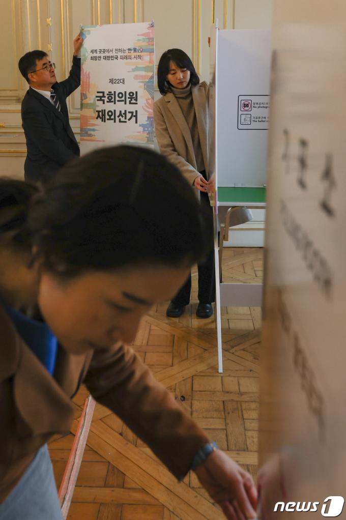 [사진] 재외투표 D-1...주불대사관에 기표소 설치하는 선관위 관계자들