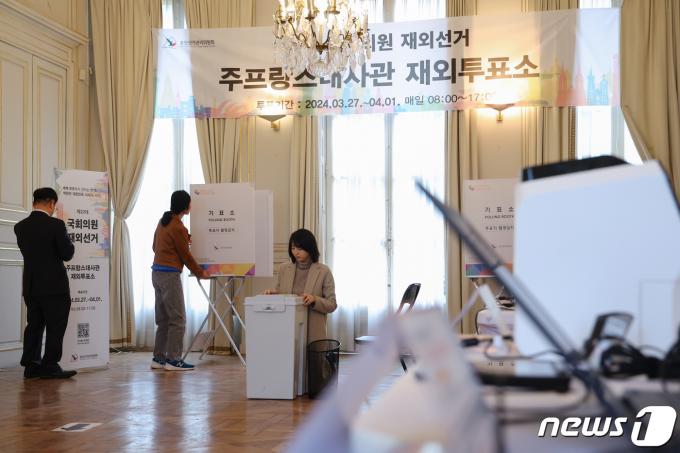 [사진] 총선 재외투표 D-1… 기표소 설치하는 주불대사관 재외선관위