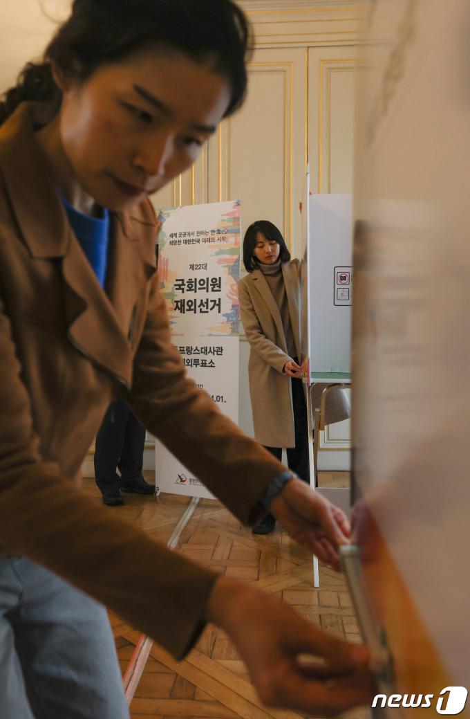 [사진] 재외투표 D-1...주불대사관에 기표소 설치하는 선관위 관계자들