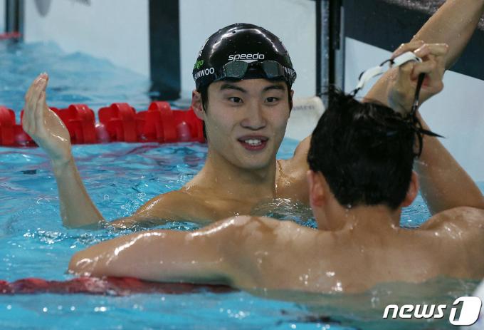 자유형 100m에 이어 200m에서도 파리 올림픽 출전권을 따낸 황선우(왼쪽) 2024.3.24/뉴스1 ⓒ News1 박정호 기자