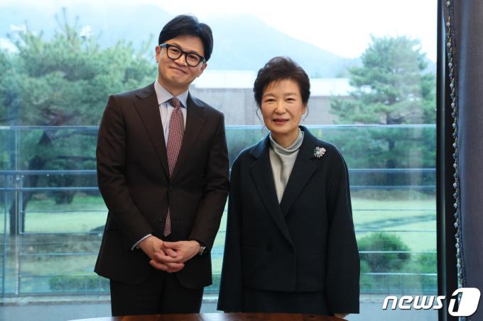 한동훈 국민의힘 총괄선대위원장 26일 오전 대구 달성군 박근혜 전 대통령 사저에서 박 전 대통령을 예방하고 있다. (국민의힘 제공) 2024.3.26/뉴스1 ⓒ News1 송원영 기자