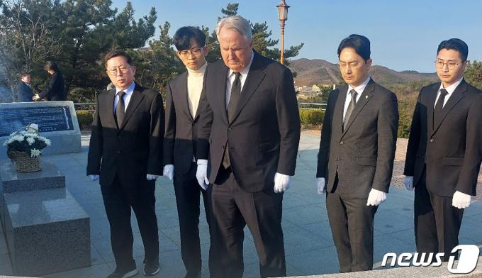 인요한 국민의미래 선거대책위원장과 비례대표 후보자들이 26일 인천 옹진군 백령도 천안함 46용사 위령탑을 참배하고 있다. (국민의미래 제공) 2024.3.26/뉴스1 ⓒ News1 송원영 기자