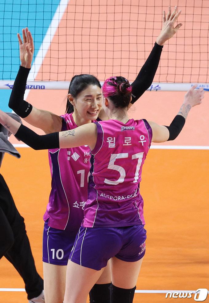 [사진] 김연경·윌로우 '이대로 챔프전까지'