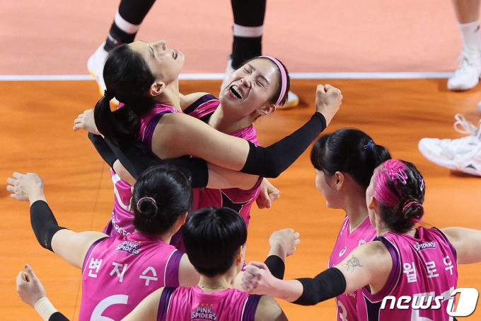 26일 오후 인천 삼산월드체육관에서 열린 프로배구 '2023-2024 도드람 V리그' 여자부 흥국생명과 정관장의 경기에서 흥국생명 김연경과 김수지가 득점 후 기쁨을 나누고 있다. 2024.3.26/뉴스1 ⓒ News1 신웅수 기자