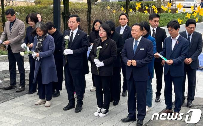 [사진] 더불어민주연합, 고 노무현 전 대통령 묘소 참배