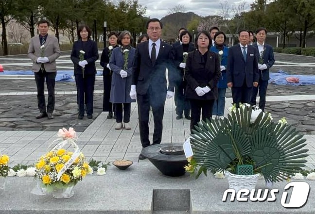 [사진] 더불어민주연합, 고 노무현 전 대통령 묘소 참배