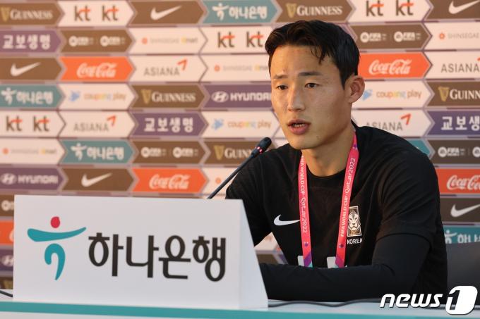 대한민국 축구대표팀 손준호가 22일 오후(현지시간) 카타르 도하 알에글라 트레이닝센터에서 열린 훈련에 앞서 취재진과 인터뷰를 하고 있다. 2022.11.22/뉴스1 ⓒ News1 이광호 기자