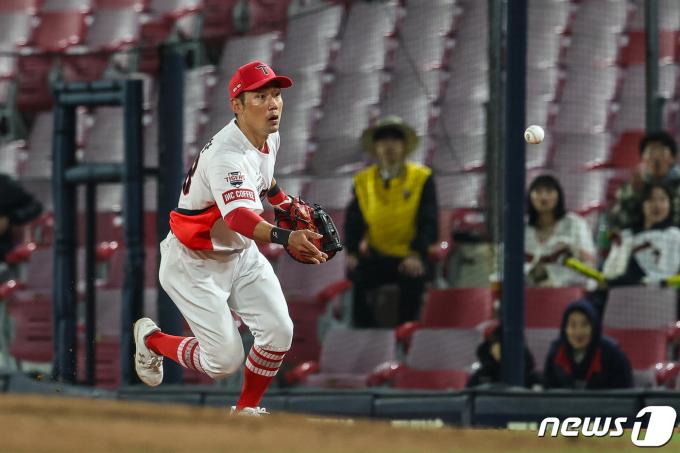 KIA 서건창이 26일 광주 기아 챔피언스필드에서 열린 2024 신한은행 SOL뱅크 KBO리그 롯데 자이언츠와의 경기에서 5회초 롯데 박승욱의 강습 타구를 처리하고 있다. (KIA 제공)