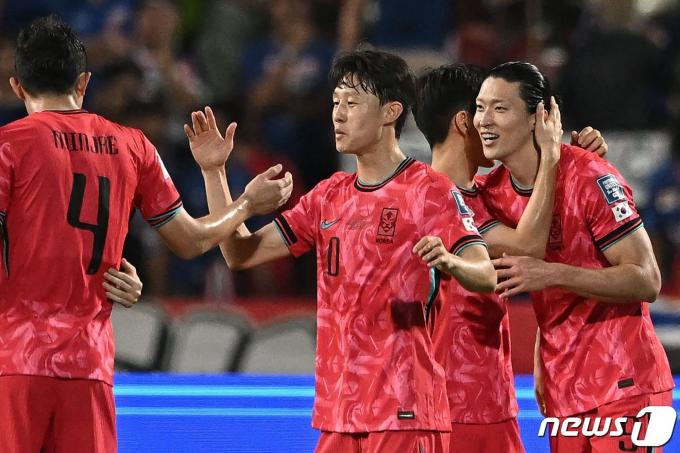 26일 태국 방콕 라자망갈라 스타디움에서 열린 2026 북중미 월드컵 아시아 지역 2차 예선 C조 4차전 한국과 태국의 경기에서 선취골을 넣은 이재성이 조규성과 기쁨을 나누고 있다. 2024.3.26 ⓒ AFP=뉴스1 ⓒ News1 박지혜 기자