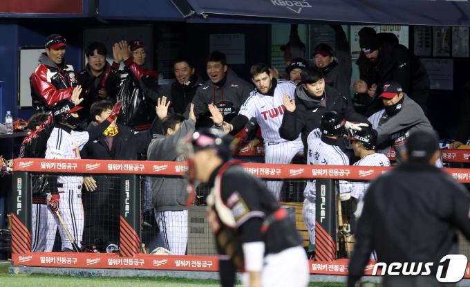 13일 서울 잠실야구장에서 열린 '2023 신한은행 SOL KBO 포스트시즌' 한국시리즈 5차전 kt 위즈와 LG 트윈스의 경기, 6회말 1사 3루 LG 문성주의 1타점 적시타에 동료들이 더그아웃에서 환호하고 있다. 2023.11.13/뉴스1 ⓒ News1 이동해 기자