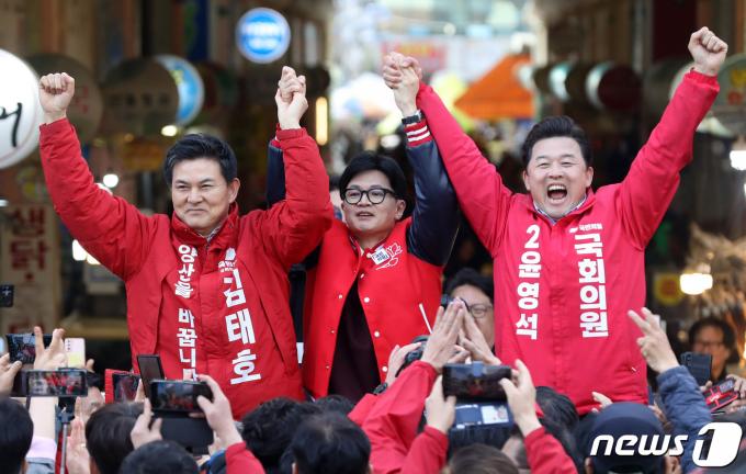 한동훈 국민의힘 총괄선거대책위원장이 26일 오후 경남 양산시 남부시장에서 양산갑 윤영석, 양산을 김태호 후보와 함께 지지를 호소하고 있다. 2024.3.26/뉴스1 ⓒ News1 윤일지 기자