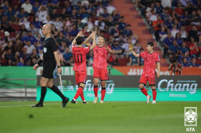 26일 태국 방콕 라자망갈라 스타디움에서 열린 2026 북중미 월드컵 아시아 지역 2차 예선 C조 4차전 한국과 태국의 경기에서 선취골을 넣은 이재성이 조규성과 기쁨을 나누고 있다. (대한축구협회 제공) 2024.3.26/뉴스1 ⓒ News1 박지혜 기자