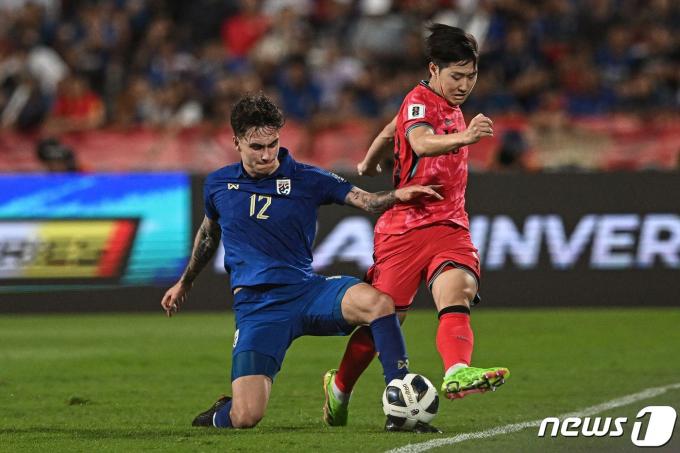 축구 대표팀의 이강인(오른쪽) ⓒ AFP=뉴스1