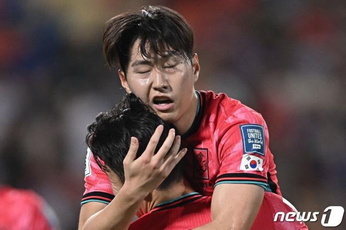 [사진] 손흥민에게 안기는 이강인