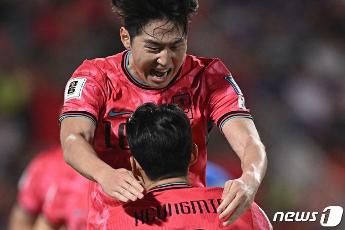 손흥민에게 도움을 기록한 뒤 손흥민에게 달려가 안긴 이강인. ⓒ AFP=뉴스1