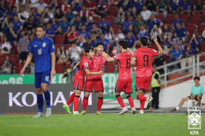 한국이 2026 북중미월드컵 아시아지역 2차 예선 태국과 경기에서 3-0 완승을 거뒀다. 사진은 손흥민이 골을 넣은 후 선수들과 기뻐하는 모습. /사진= 대한축구협회
