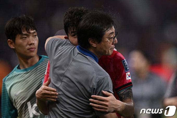 [사진] 김민재 안아주는 황선홍 감독