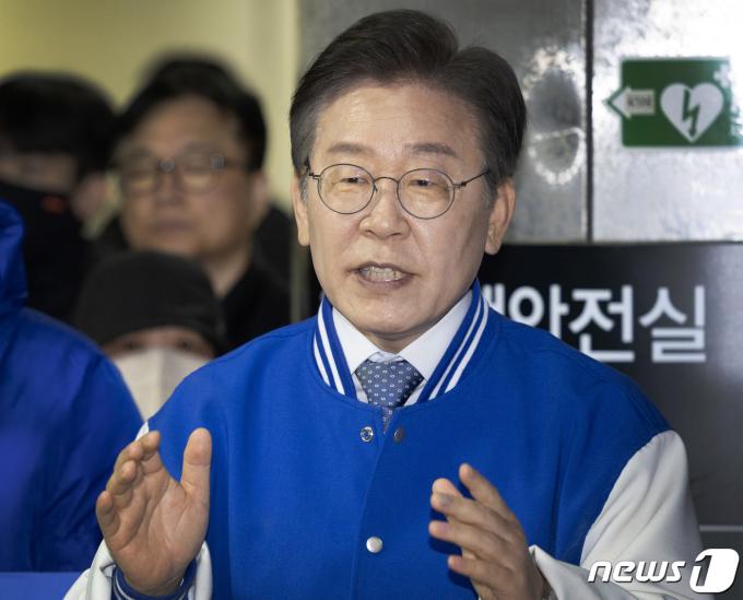 이재명 더불어민주당 대표 겸 공동선대위원장이 26일 오전 서대문 지역에 출마한 김동아, 이지은 후보와 함께 서울 아현역에서 출근길 시민들에게 인사를 하고 있다. (공동취재) 2024.3.26/뉴스1 ⓒ News1 임세영 기자