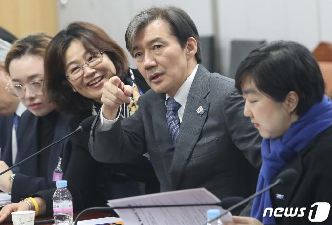 조국 조국혁신당 대표가 26일 오전 서울 여의도 국회 의원회관에서 열린 조국혁신당 비례대표 후보 및 당직자 성인지 감수성 향상 교육 및 역량 강화 세미나에서 관계자와 이야기를 나누고 있다. 2024.3.26/뉴스1 ⓒ News1 임세영 기자