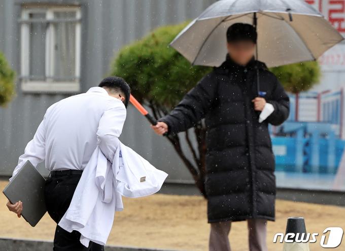 서울 시내 한 대학 병원에서 의료진이 이동하고 있다. 2024.3.26/뉴스1 ⓒ News1 김진환 기자