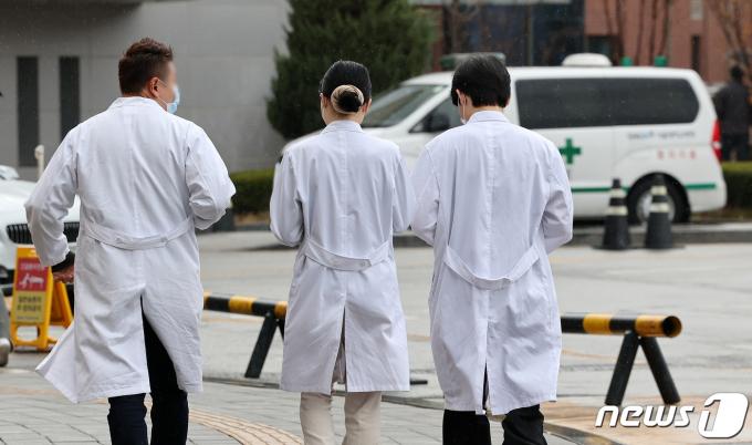 26일 서울 시내 한 대학 병원에서 의료진들이 이동하고 있다. 2024.3.26/뉴스1 ⓒ News1 김진환 기자