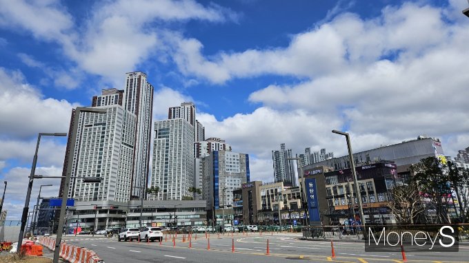 경기 화성을에는 공영운 더불어민주당 후보와 한정민 국민의힘 후보, 이준석 개혁신당 대표가 도전장을 내밀면서 3파전이 펼쳐지고 있다. 사진은 동탄역 앞 도로변 현장. /사진=문희인 기자