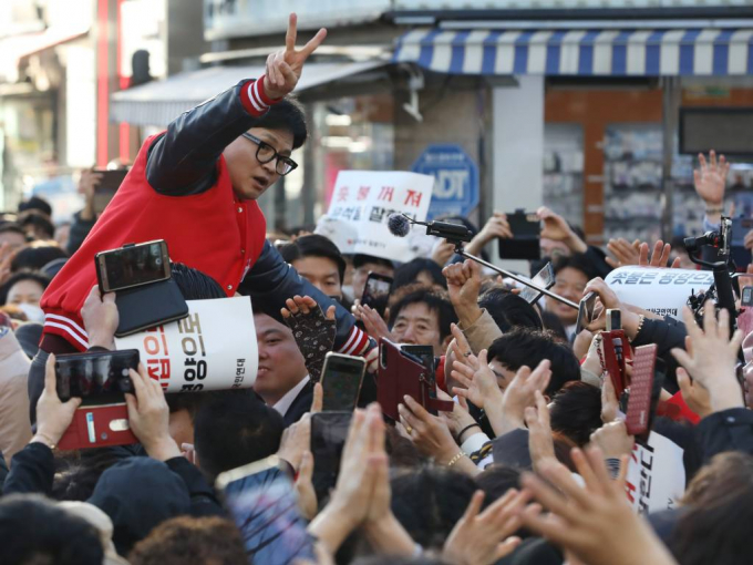 한동훈 국민의힘 총괄선거대책위원장이 4·10총선을 앞두고 '더불어민주당의 200석 발언'에 대해 질책했다. 사진은 지난 26일 오후 경남 양산시 중부동 양산젊음의거리에서 시민들에게 인사를 하고 있는 한동훈 위원장. /사진=  뉴스1