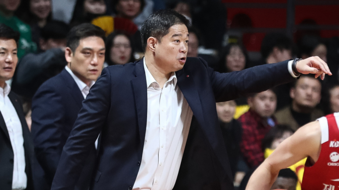 현주엽 휘문고등학교 감독이 방송 활동으로 지도자 업무에 소홀하다는 의혹에 휩싸였다. 사진은 지난 2020년 프로농구 창원LG 감독 시절 현 감독의 모습. /사진=뉴스1