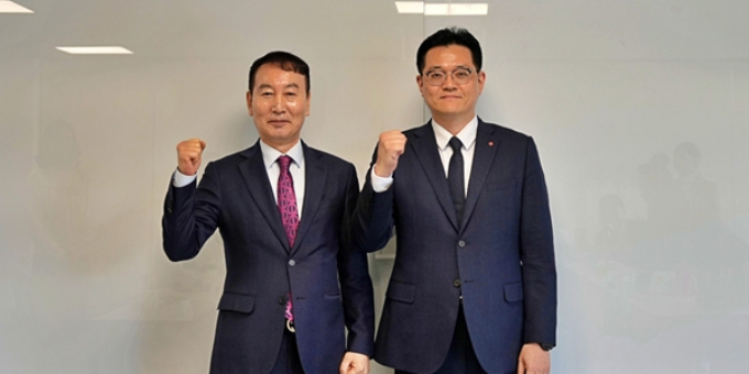 김덕천 경기환경에너지진흥원 환경산업지원본부장(왼쪽)과 진주태 롯데마트·슈퍼 준법지원부문장이 26일 수원시 권선구에 위치한 경기도 업사이클플라자에서 '롯데마트-경기에너지진흥원 폐현수막 업사이클 사업 착수식'을 가진 뒤 성공적인 사업 운영을 다짐하고 있다.  / 사진제공=롯데마트