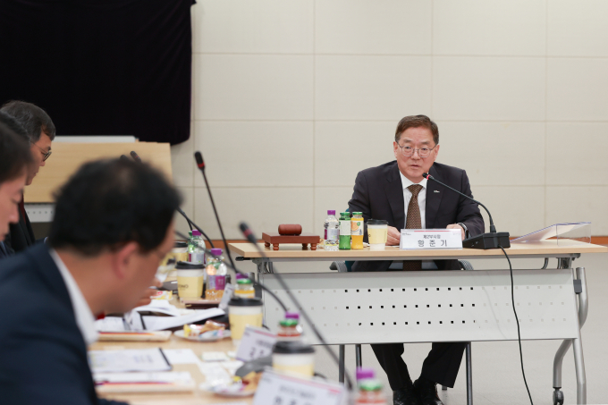 용인특례시가 지난 26일 시청에서 개최한 제1회 수소산업위원회에서 황준기 제2부시장(오른쪽)이 인사말을 하고 있다. / 사진제공=용인특례시