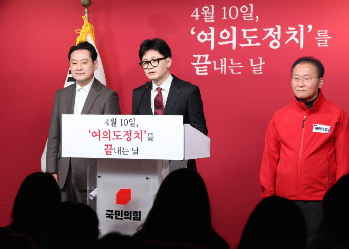 한동훈 국민의힘 총괄선대위원장이 의대 증원과 관련해 중재 역할을 하겠다는 입장을 재차 확인했다. 사진은 27일 서울 여의도 중앙당사에서 열린 기자회견에서 발언하고 있는 한 위원장. /사진= 뉴스1