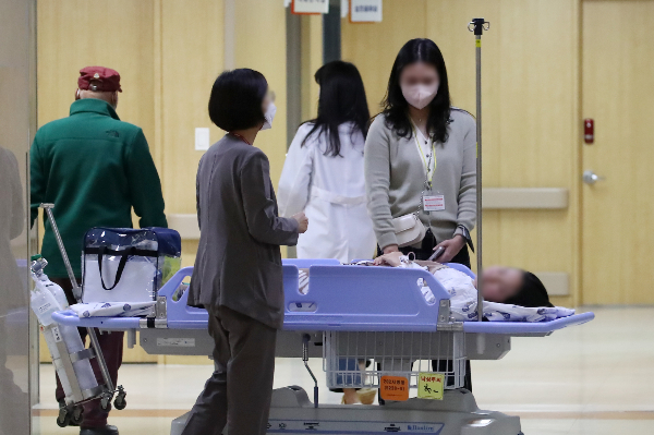 한국환자단체연합회가 길어지는 의·정갈등을 멈추고 의료진에게 병원으로 돌아와 달라는 성명서를 발표했다. 지난 26일 오후 대구의 한 대학병원에서 소아환자 보호자가 병상에 누운 환자를 바라보고 있다. /사진=뉴스1