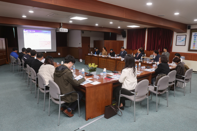 지난 26일 광양경제청 2층 상황실에서 관내 외투기업 관계자 30여명이 참석한 가운데 2024 상반기 외투기업 현장간담회가 열리고 있다./광양경제청 