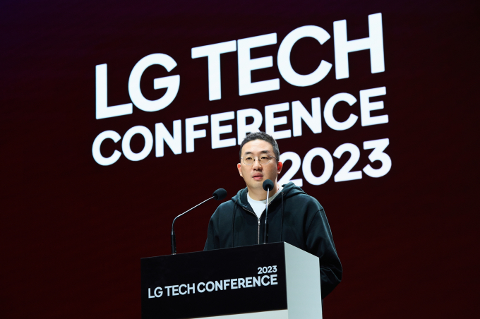 구광모 LG그룹 회장이 고객 중심의 경영을 강조했다. 사진은 LG테크콘퍼런스에서 오프닝 스피치를 하는 구 회장의 모습. /사진=뉴스1