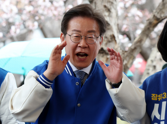 이재명 더불어민주당 대표가 정권 심판에만 집중하는 것이 아니라 국민의 더 나은 내일을 만들겠다고 말했다. 사진은 지난 이 대표가 지난 25일 경남 김해시 율하카페거리를 방문해 발언하는 모습. /사진=뉴시스