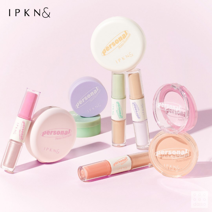 아성다이소가 쿠션, 블러셔, 파우더 등 11종의 상품으로 구색을 강화한 '입큰앤드(IPKN&)' 2차 라인을 출시했다. /사진=아성다이소
