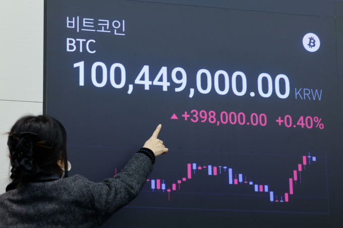 비트코인이 1억원대를 재돌파하며 상승세를 이어가고 있는 27일 서울 강남구 업비트 라운지에 가상자산(암호화폐) 시세가 나오고 있다. /사진=뉴스1