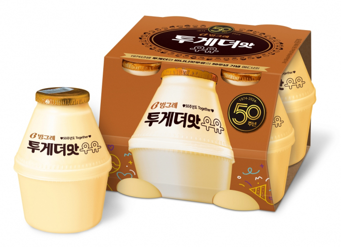 빙그레가 투게더와 바나나맛우유 50주년을 기념해 두가지 맛이 합쳐진 '투게더맛우유'를 출시했다. /사진=빙그레