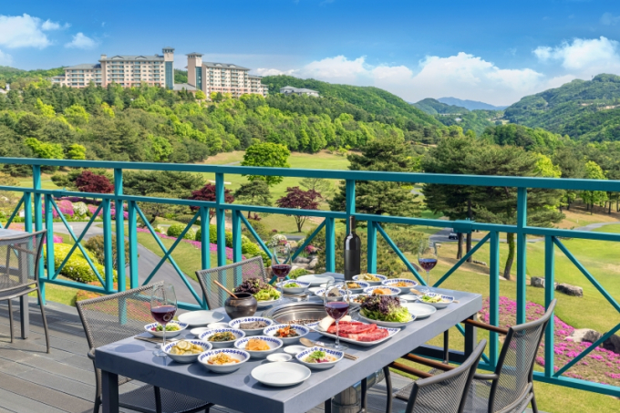 강원도 원주 오크밸리 리조트가 무제한 주류와 바비큐가 포함된 패키지 프로모션을 진행한다. /사진=HDC리조트 