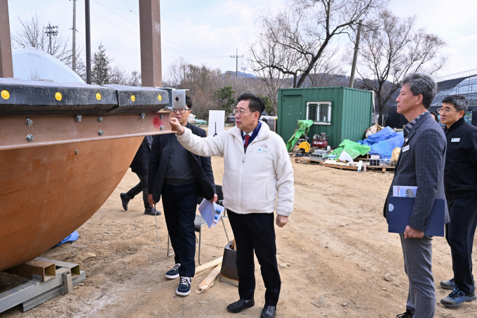 경기도 지방정원 1호 세미원 배다리 공사현장을 방문한 전진선 군수가 공사 관계자들에게 방문객의 안전을 위한 공사 마무리를 당부하고 있다. /사진제공=양평군