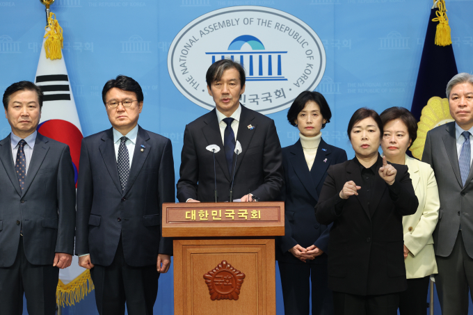 조국 조국혁신당 대표가 '윤석열 검찰정권 타도'를 외치며 "검찰을 기소청으로 전환하겠다"고 주장했다. 사진은 27일 서울 여의도 국회에서 검찰개혁 관련 현안 기자회견을 하고 있는 조국 대표. /사진= 뉴스1