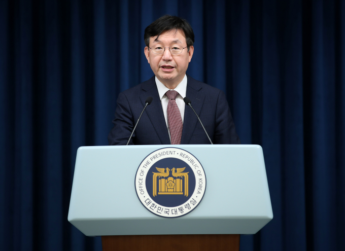 대통령실이 내년도 예산은 의료개혁 5대 재정사업 중심으로 편성하겠다고 밝혔다. 사진은 성태윤 대통령실 정책실장이 27일 서울 용산 대통령실 청사에서 보건의료 분야 재정 지출과 관련한 현안 브리핑을 하는 모습. /사진=뉴스1