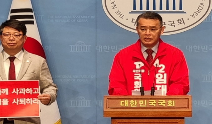 임재훈 국민의힘 안양동안갑 국회의원 후보는 27일 오전 국회 소통관에서 경기도의원 김재훈, 안양시의원 김주석, 안양시의원 허원구, 안양시의원 김보영, 전 안양시의원 심재민과 함께 기자회견을 열고 안양동안갑에 출마한 민병덕 더불어민주당  후보를 상대로 공개 질의를 하고 있다. / 사진제공=임재훈 캠프