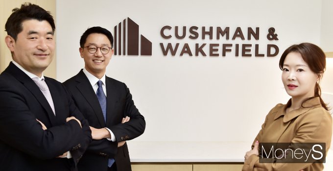 글로벌 부동산 컨설팅기업 '쿠시먼앤드웨이크필드(C&W) 코리아'의 기업솔루션(Corporate Solution)팀이 신규 론칭했다. 왼쪽부터 류인영 상무, 이지열 이사, 전혜원 차장./사진=임한별 머니S 기자
