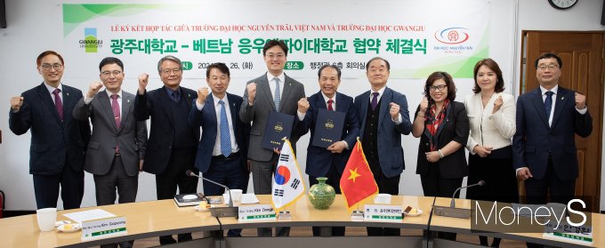 김동진 광주대학교 총장(왼쪽 다섯번째)과 응웬디엔루안 베트남 응우옌짜이대학교 총장(오른쪽 다섯번쨰)등 양 대학 관계자들이 업무협약을 체결하고 화이팅을 외치고 있다/사진=광주대학교 제공.